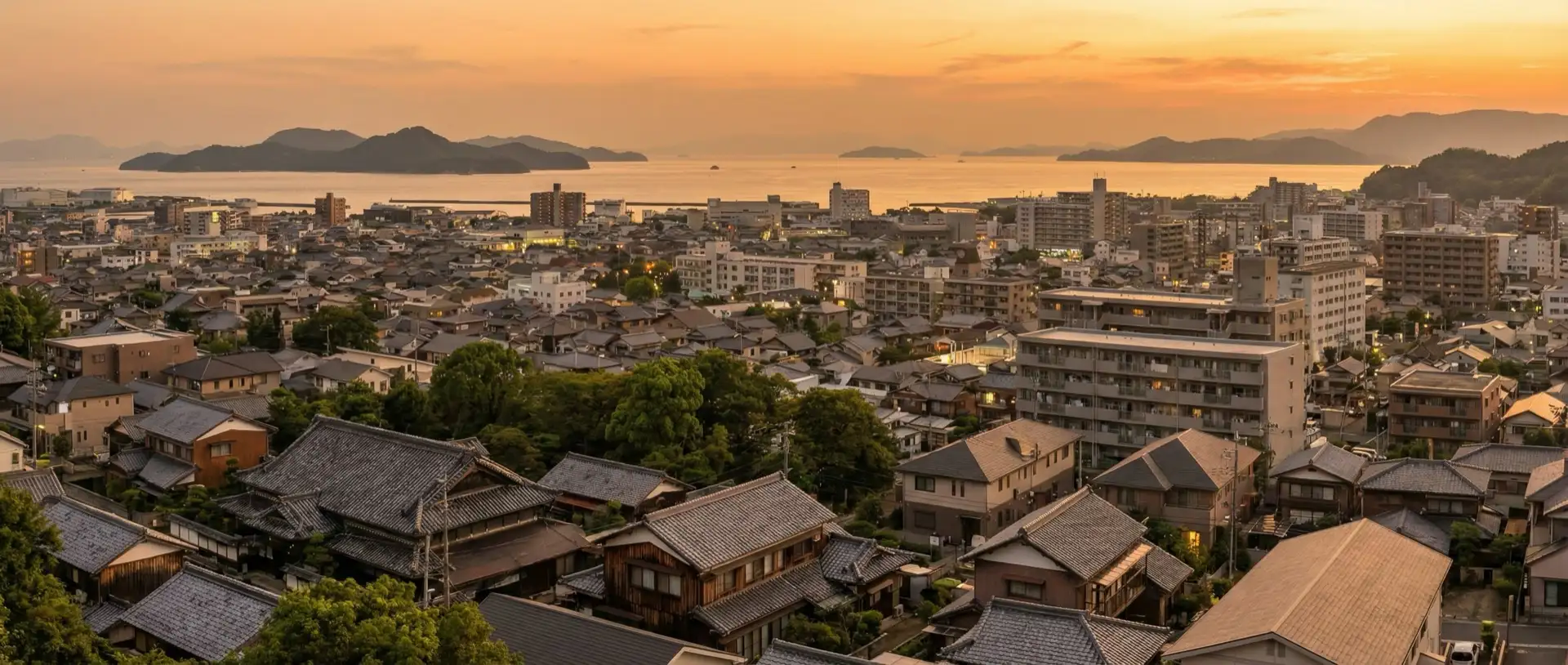 高松市の街並みと瀬戸内海